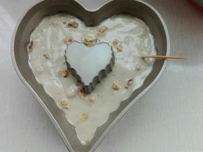 倒入模具中中，撒上适量熟核桃碎，用牙签搅拌一下，这样不会因为核桃碎影响蛋糕的花型