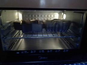 烤箱预热，中层，上下火180度，35分钟，表面出现金黄色即可（时间，温度根据自家烤箱实际操作）