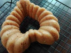 出炉倒扣趁热脱模，放置晾网上