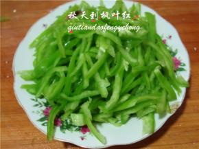 青椒也切丝备用