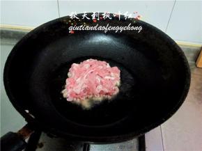 肉丝用料酒、盐、淀粉抓腌好。锅中油温五成热时将肉丝放入。