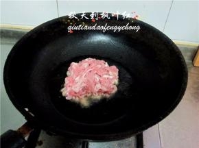肉丝用料酒、盐、淀粉抓腌好。锅中油温五成热时将肉丝放入。