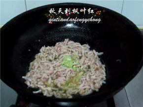 快速划散翻炒至变色，放入葱姜。