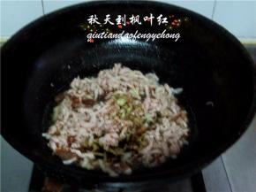 倒入适量的酱油