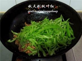 放入青椒丝
