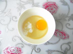 玉米油，鸡蛋黄和糖称量好