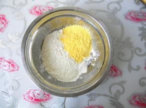 面粉，云米粉，小苏打，泡打粉过筛