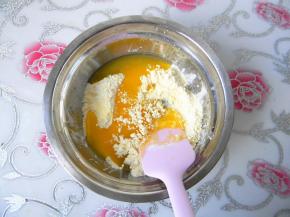 倒入混合好的蛋黄液