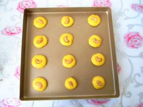 每个表面放入一颗杏仁，在轻轻按压