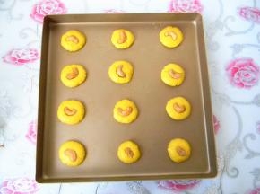 每个表面放入一颗杏仁，在轻轻按压