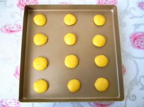 分成每个14克左右的小圆球，放到烤盘上，用手指按压，有自然裂纹