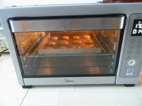 烤盘放入预热好的烤箱内，中层，上下火，170度，13分钟左右