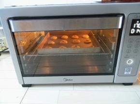 烤盘放入预热好的烤箱内，中层，上下火，170度，13分钟左右