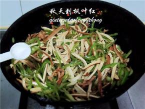 快速翻炒后加入少许盐