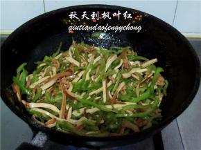 翻炒均匀即可出锅装盘啦。