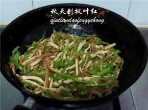 翻炒均匀即可出锅装盘啦。