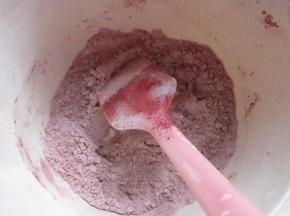 把红曲粉和低筋面粉一起拌匀。