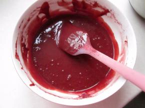 把蛋黄和蛋清分开，蛋黄牛奶玉米油拌匀，筛入面粉和红曲米粉的混合粉充分拌匀。