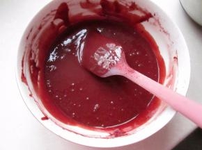 把蛋黄和蛋清分开，蛋黄牛奶玉米油拌匀，筛入面粉和红曲米粉的混合粉充分拌匀。