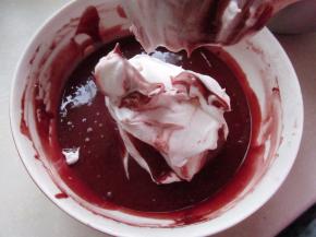 把蛋白霜分次翻拌到蛋黄糊中。