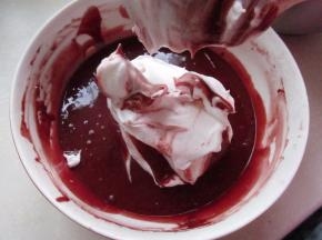 把蛋白霜分次翻拌到蛋黄糊中。