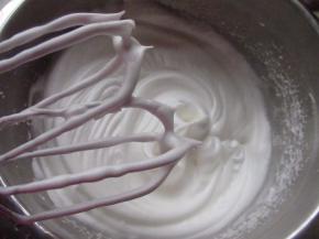 把蛋清和白糖一起打发成蛋白霜。