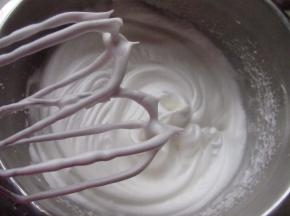 把蛋清和白糖一起打发成蛋白霜。