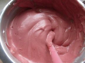 成细腻的蛋糕糊。