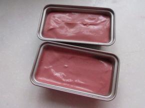 把学厨模具洗干净擦干，倒入蛋糕糊8分满。