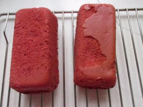 拿出倒扣晾到温，不烫手用手直接脱模即可。