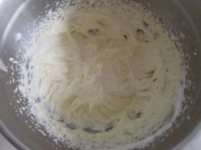 淡奶油加糖打发。