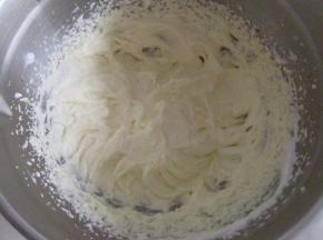淡奶油加糖打发。