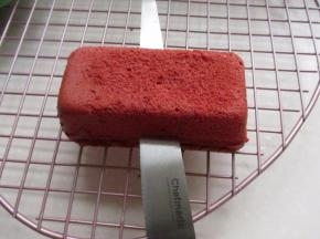 用把蛋糕从中间切开。