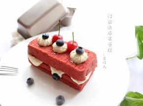 抹上奶油，点缀水果即可。