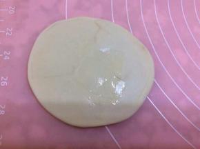 两个剂子做一个饼，一个擀成园的像包子皮，但是不能太薄