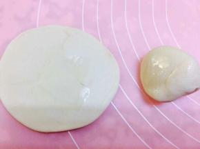 一个剂子擀园，一个剂子蘸油