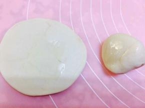 一个剂子擀园，一个剂子蘸油