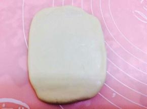 擀成长方形，两面换着擀