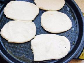 10个剂子，5张饼擀好后，电饼挡加热刷少许油放饼