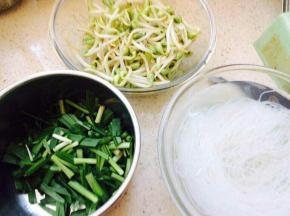 提前准备好的菜，豆芽洗净掐须控水，韭菜洗净切段，60度的水泡粉丝