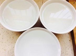 两碗开水，一碗凉水，对一起就是60度泡粉丝，下锅不粘连