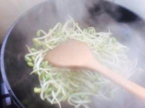 油热放豆芽翻炒后放醋炒均匀，放醋防出水，