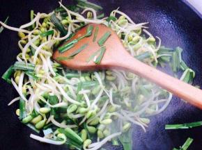 放韭菜炒片刻下料酒去腥