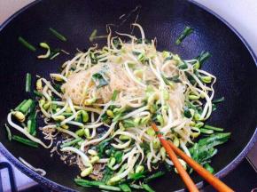 粉丝用筷子翻炒不粘连，放生抽和盐翻炒均匀出锅