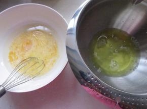 蛋黄和蛋清分开，把蛋黄和玉米油，牛奶拌匀。