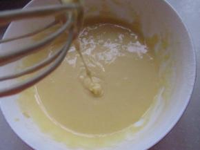 成细腻的蛋黄糊。