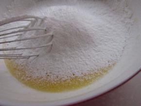 把蛋黄混合液里筛入低筋面粉。