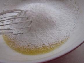 把蛋黄混合液里筛入低筋面粉。