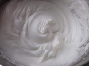 蛋清加入白糖打发成干性发泡。