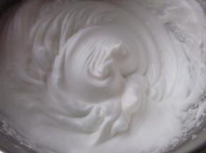 蛋清加入白糖打发成干性发泡。